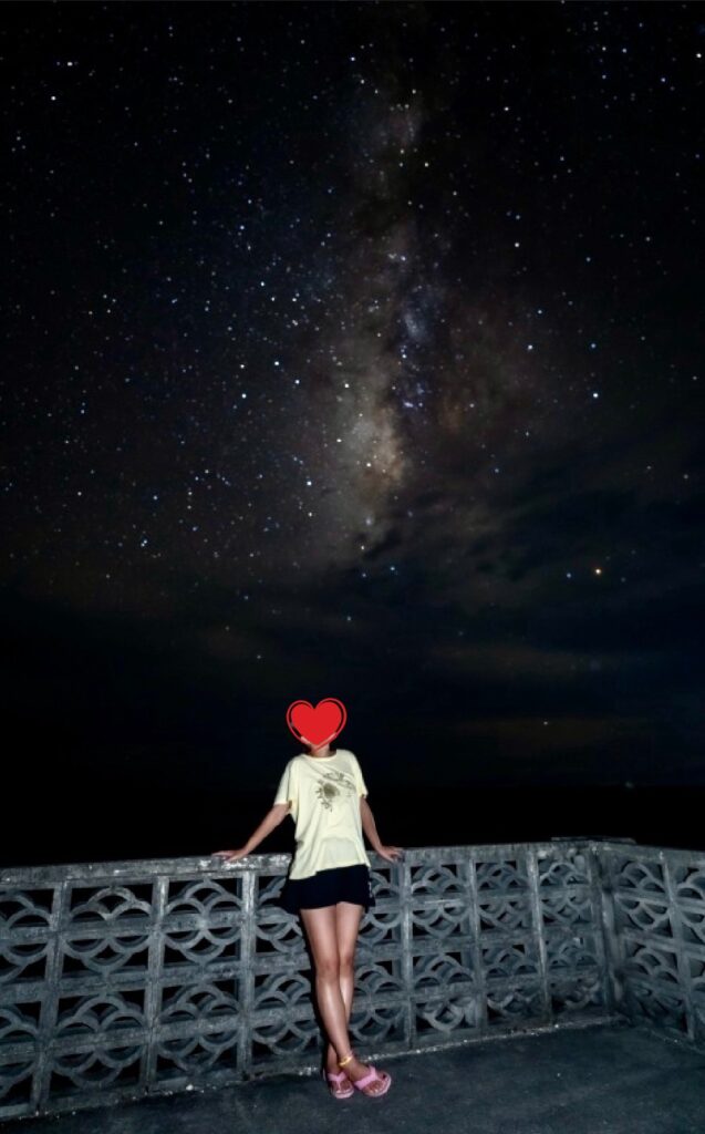 満天の星空を見上げる陽に焼けた女性