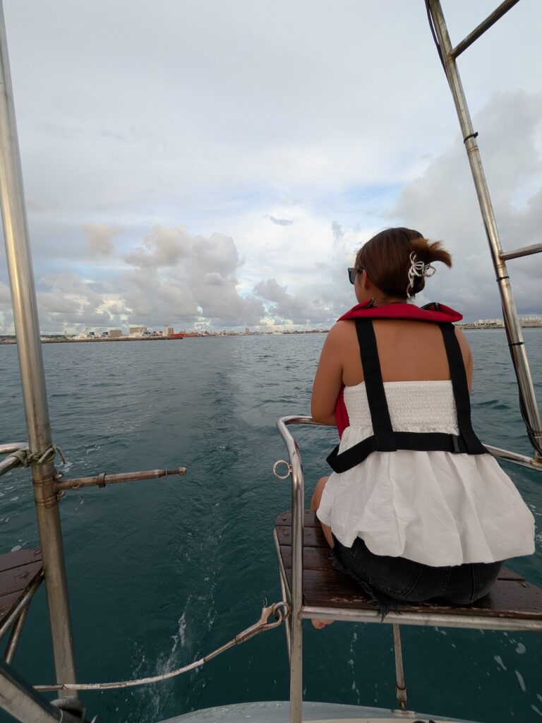 クルージングを楽しむ女性の後ろ姿