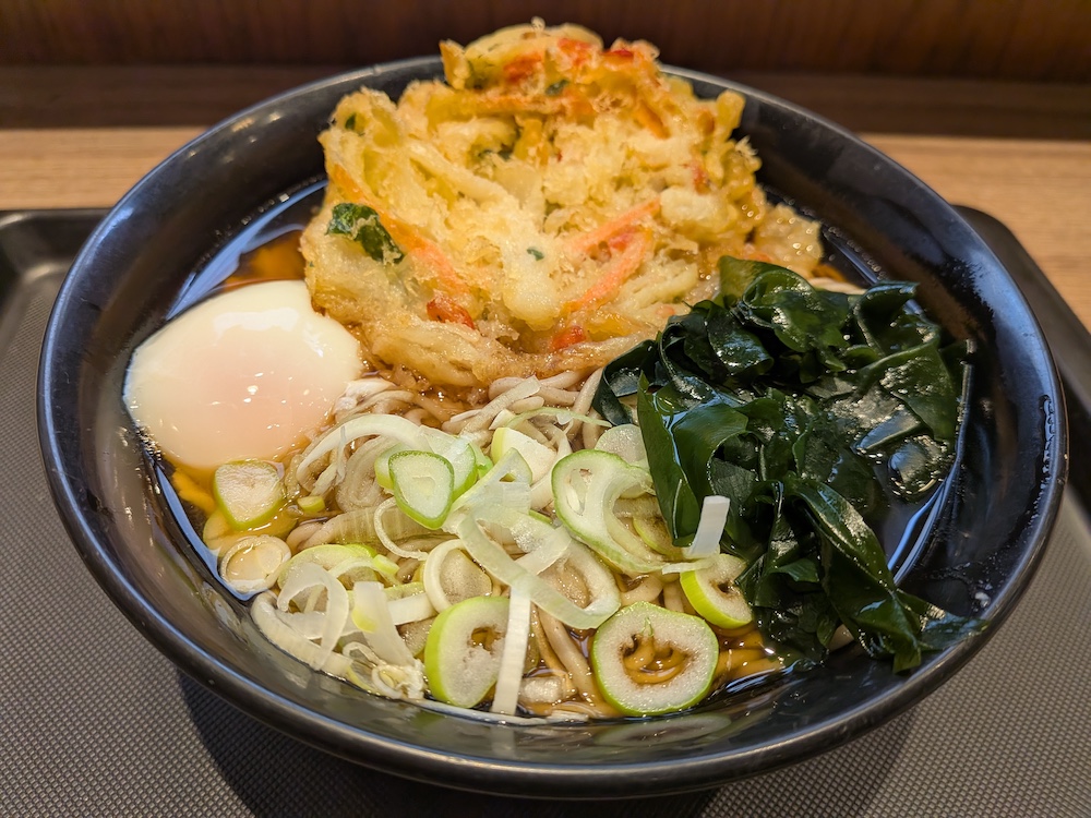 富士そば「かき揚げそば(温泉たまごをトッピング)」