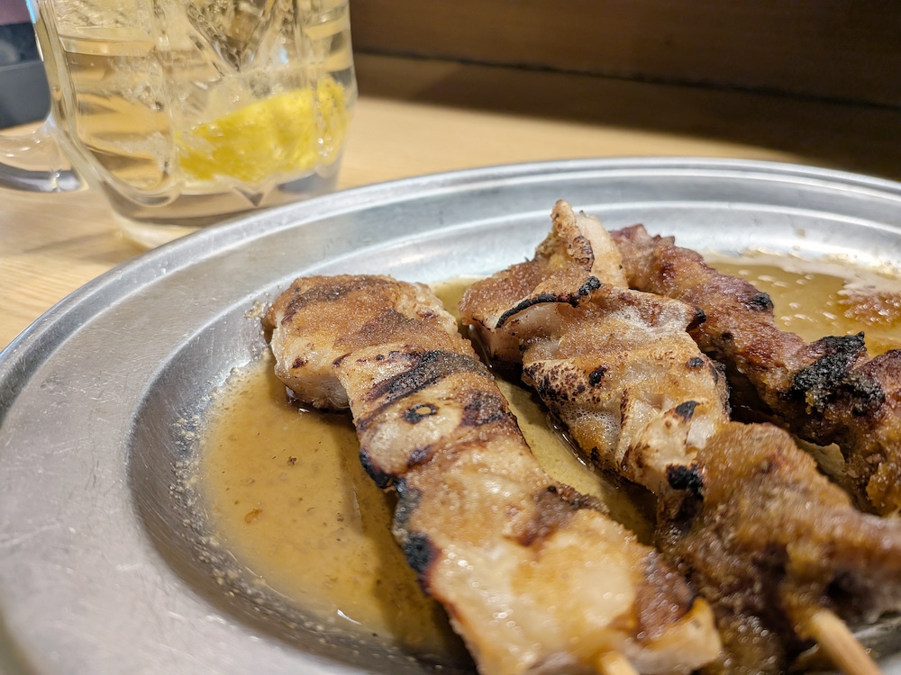 焼き鳥盛り合わせとハイボール