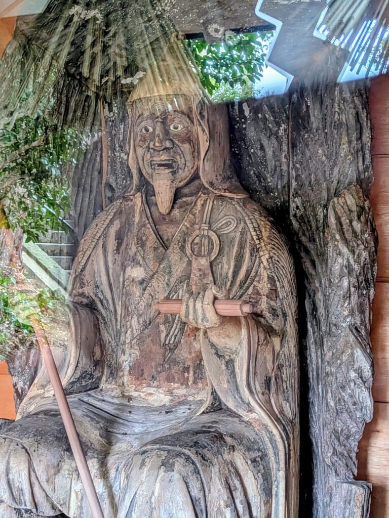 「役の小角社（えんのおづぬしゃ）」、通称「あしだてさん」。