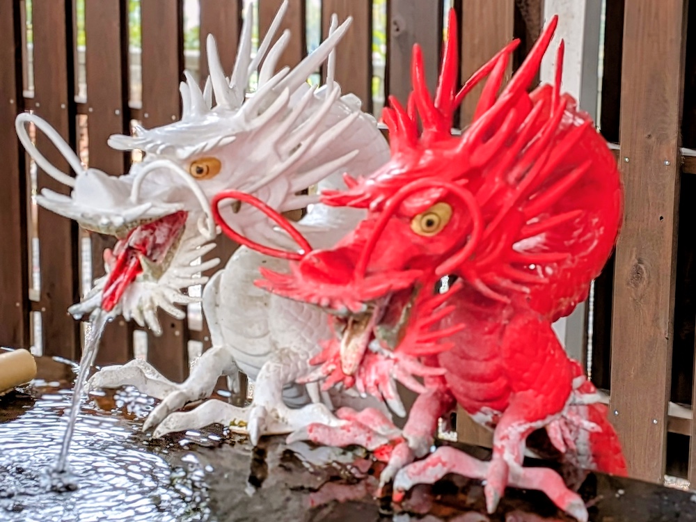 伊豆山神社の紅白の龍の手水舎