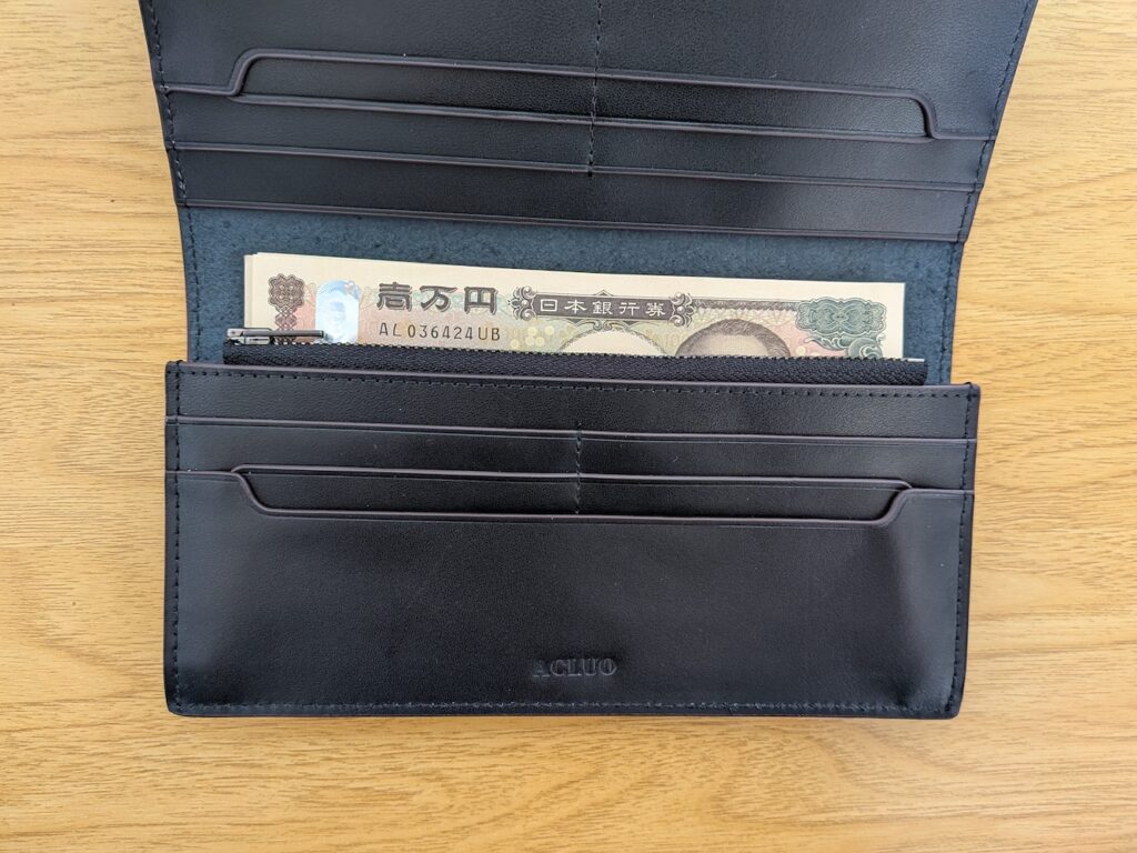 黒い長財布と一万円札
