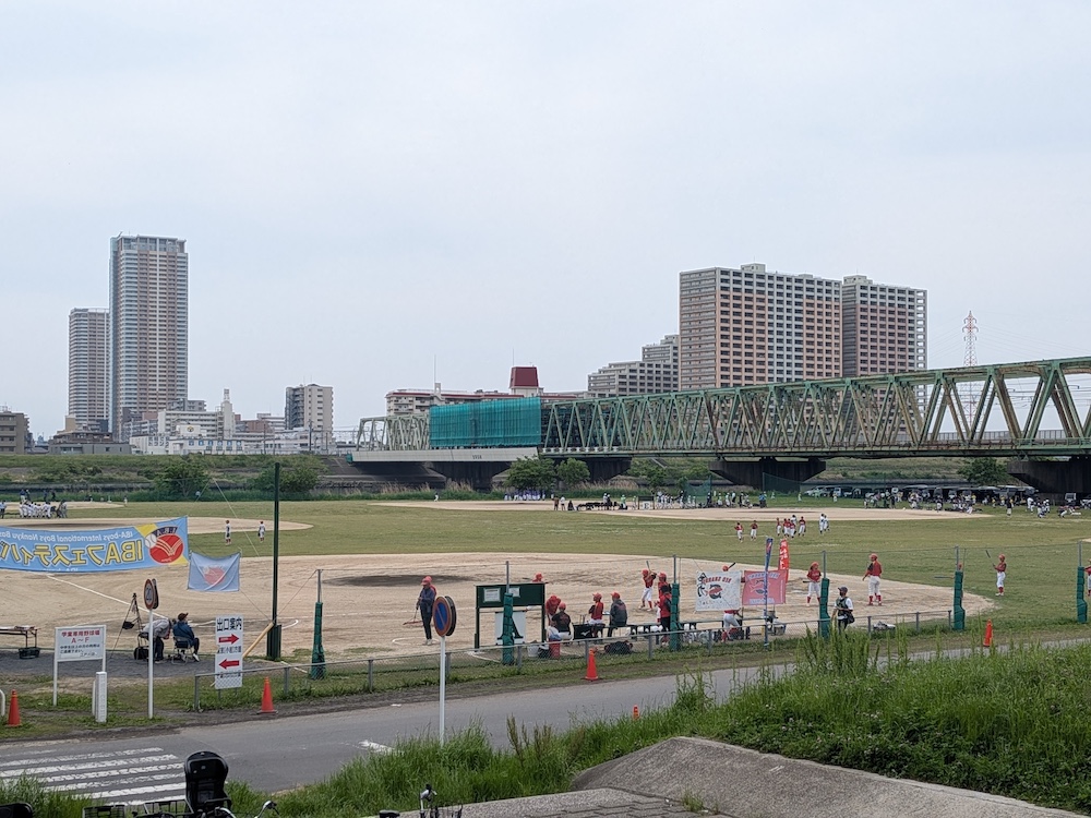 江戸川サイクリングロード沿いのグラウンド