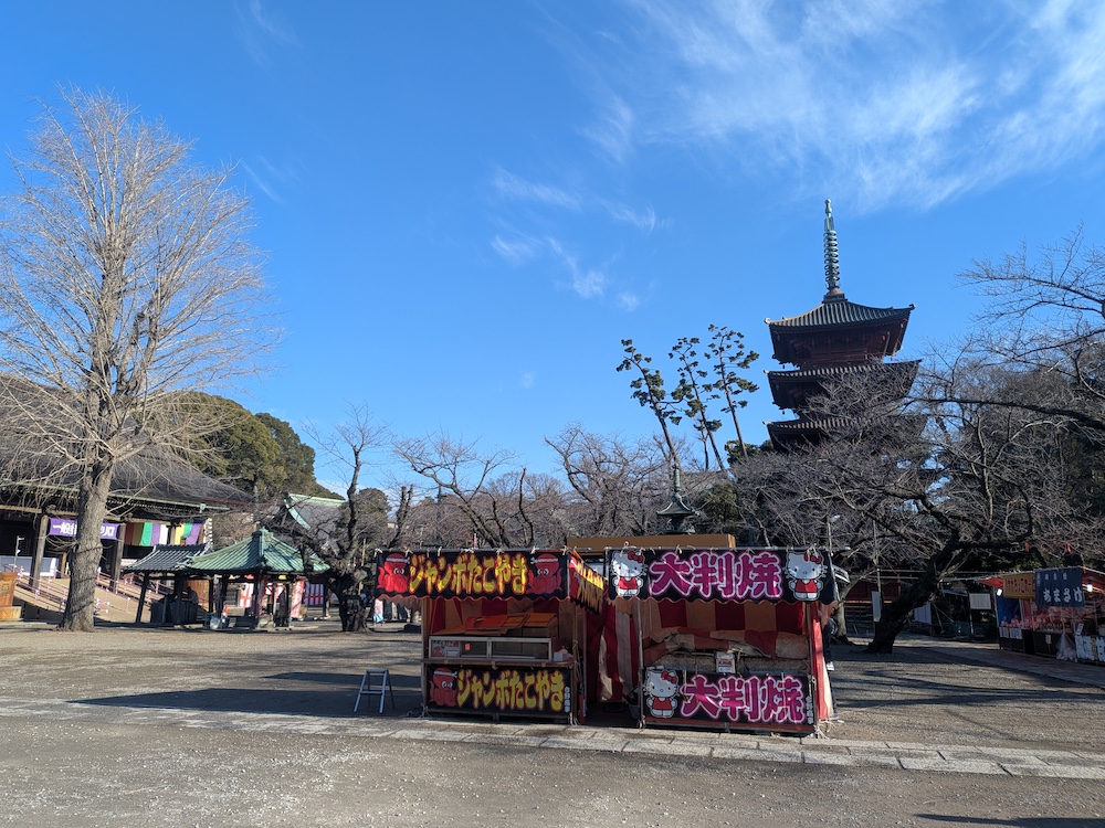 中山法華経寺の境内。屋台が並んでいる。
