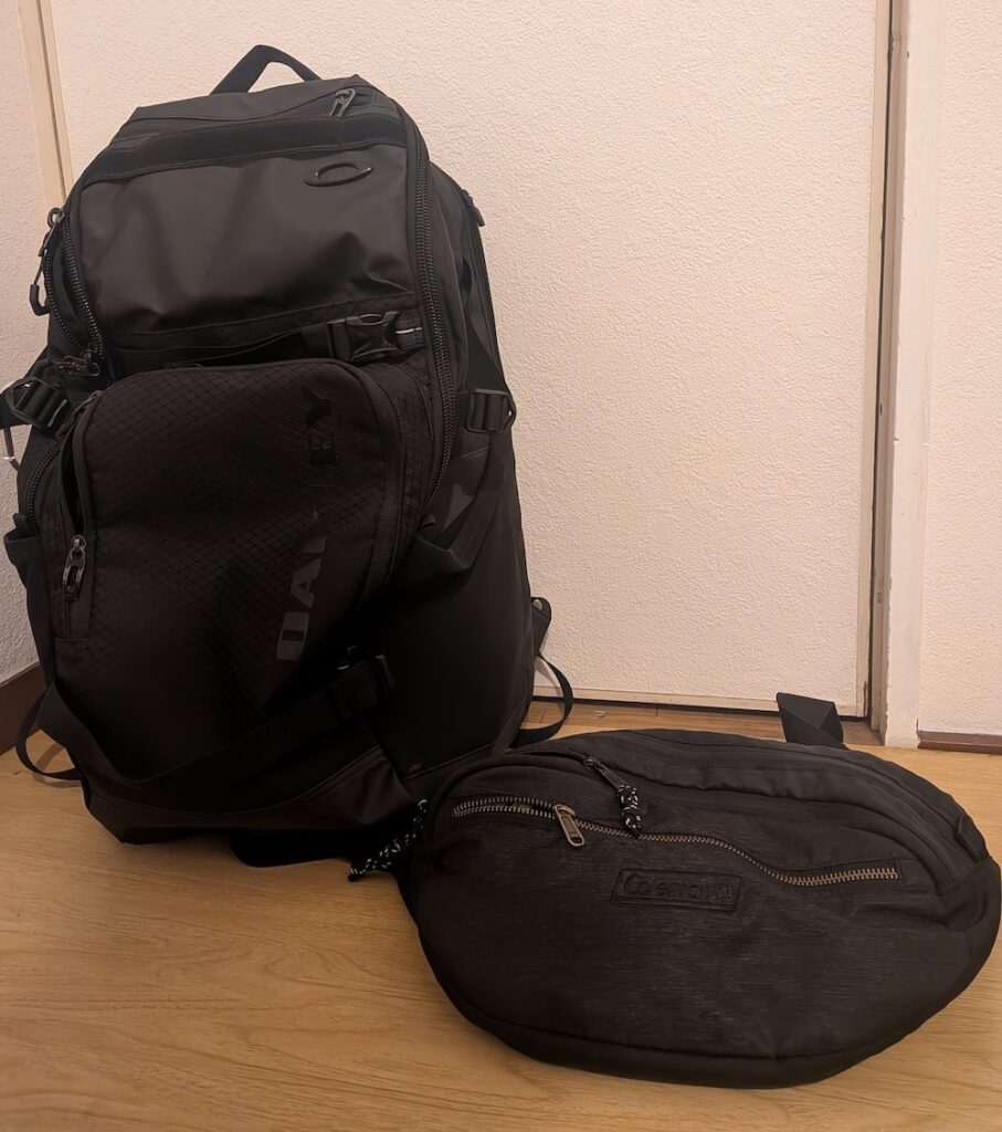 大きいリュックサックと小さいショルダーバッグ