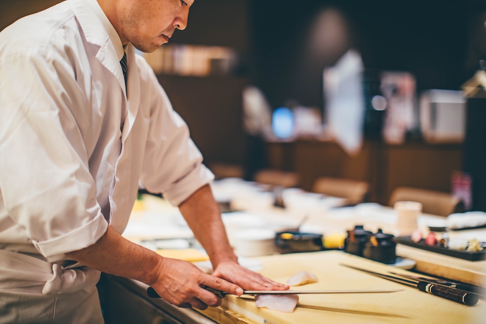 魚を捌く料理人