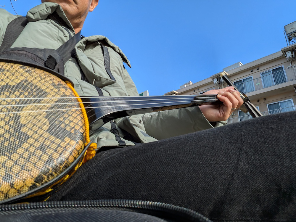 三線の練習をする男性