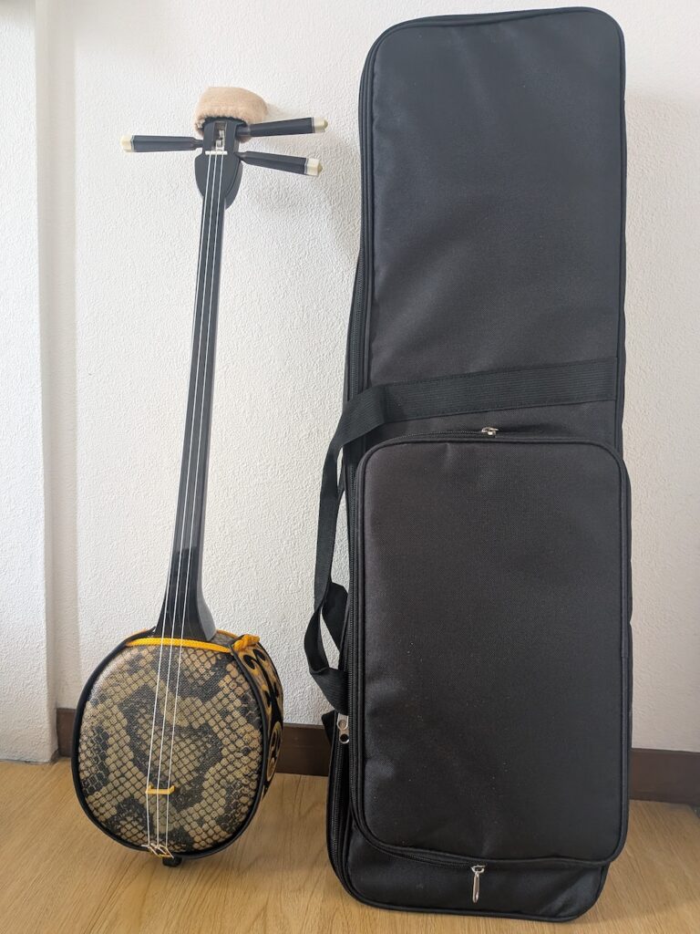 三線本体と三線ケース
