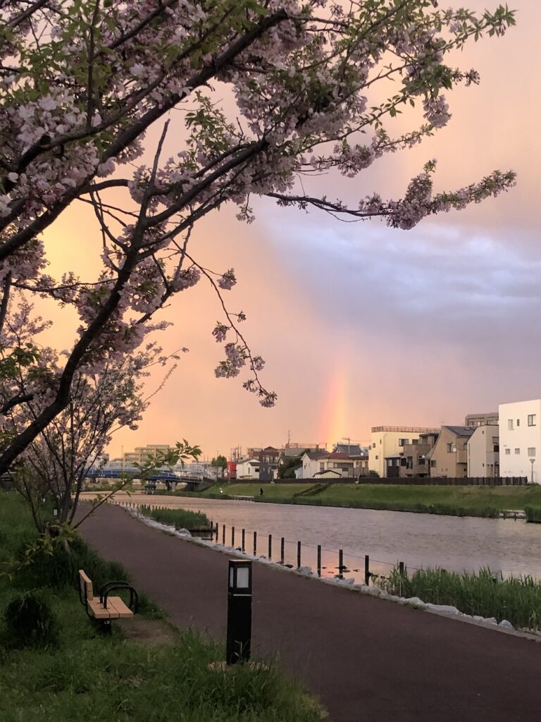 川にかかる虹