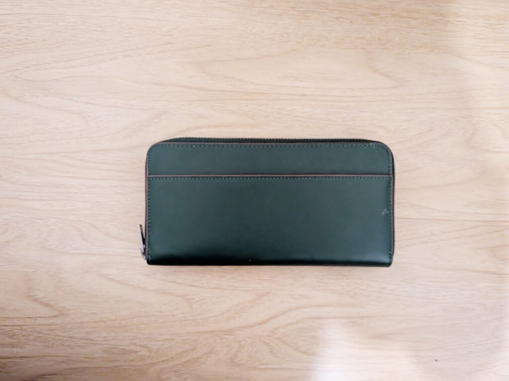 モスグリーンの長財布